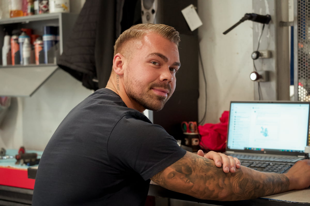 Manni bilverksted foran PC