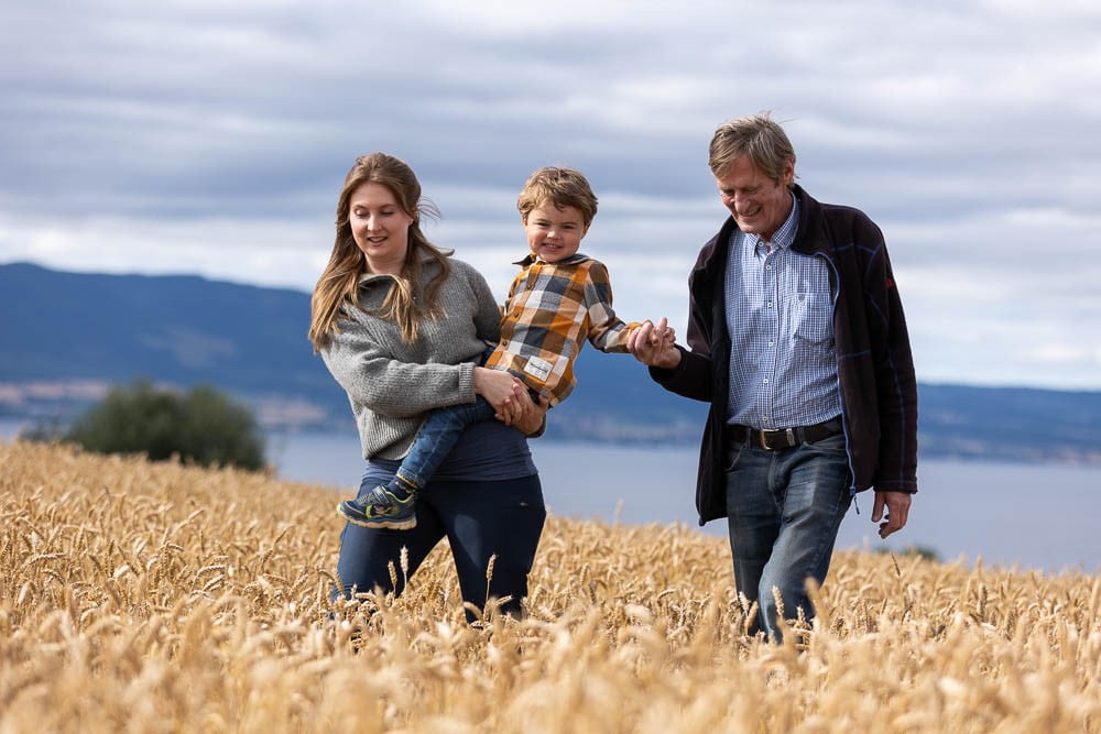 Tre generasjoner bønder i åkeren