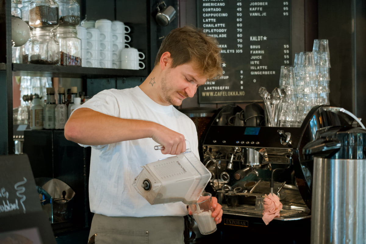 En barista lager en kaffe på en kafé
