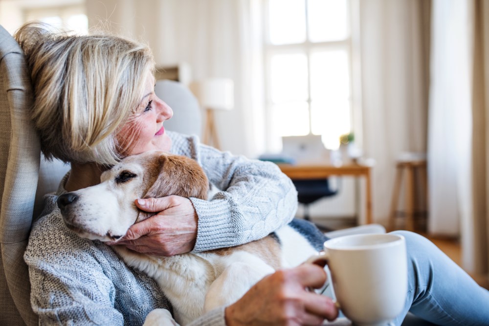 Voksen dame som koser med en hund