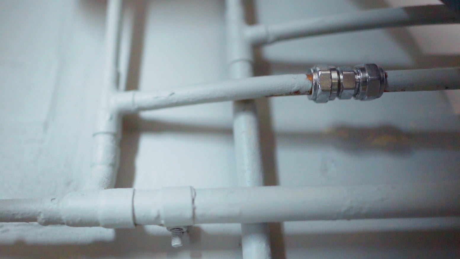 Vannrør inntil en hvit vegg