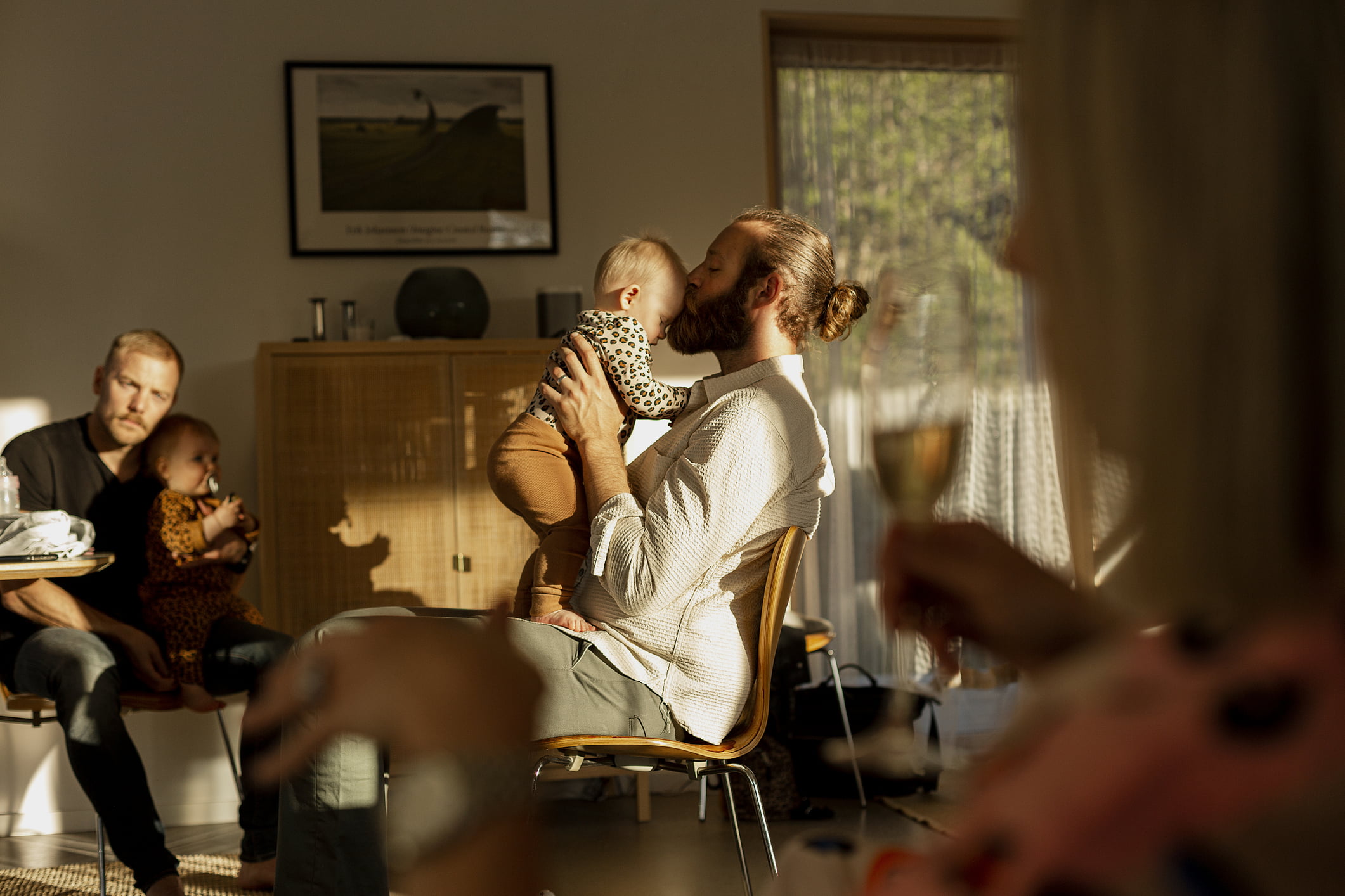 Familie på tur i skogen.