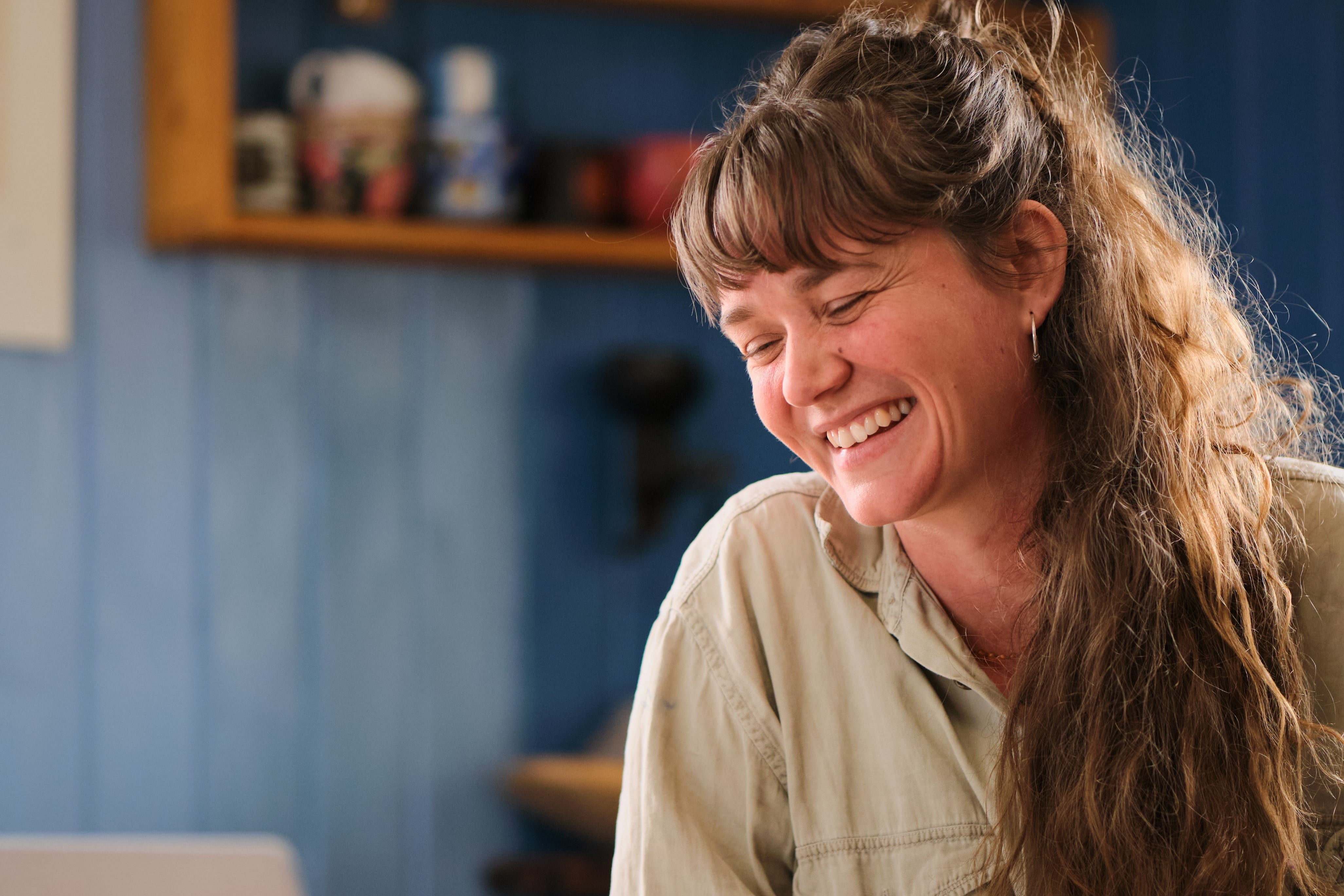 Dame som smiler foran PC