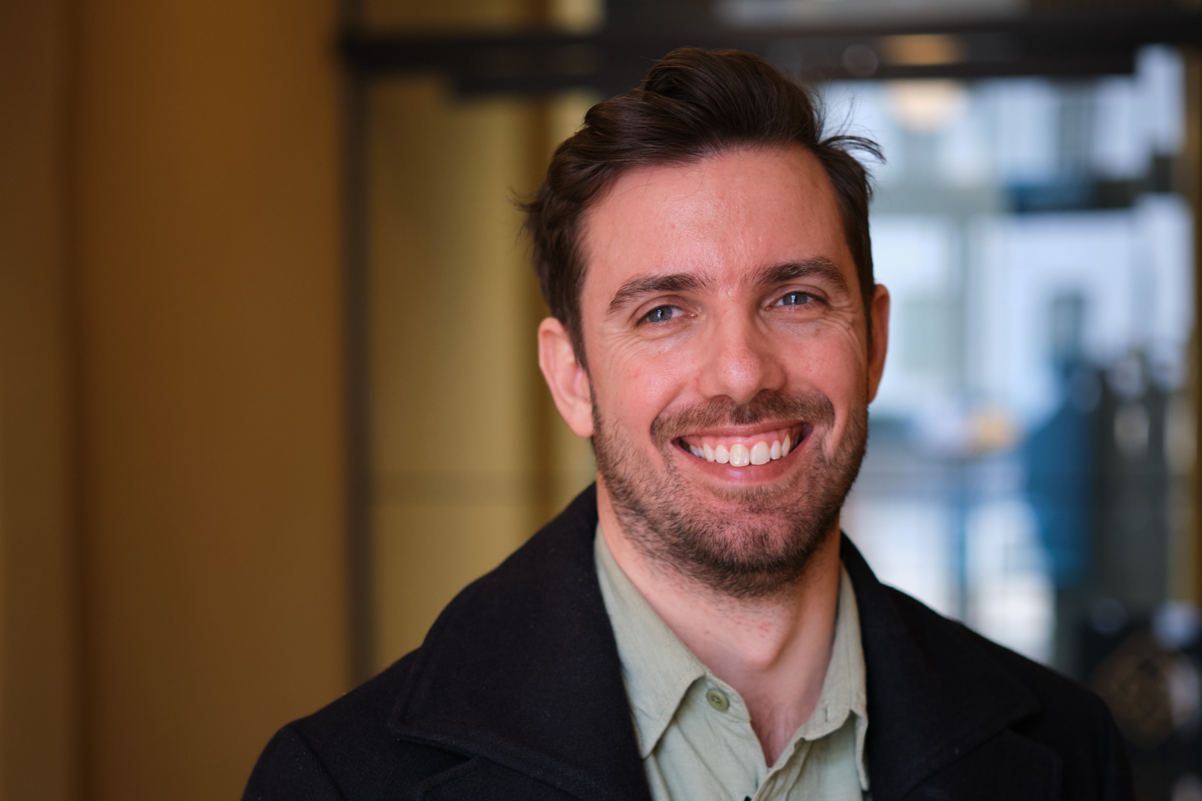 Mann smiler i kamera