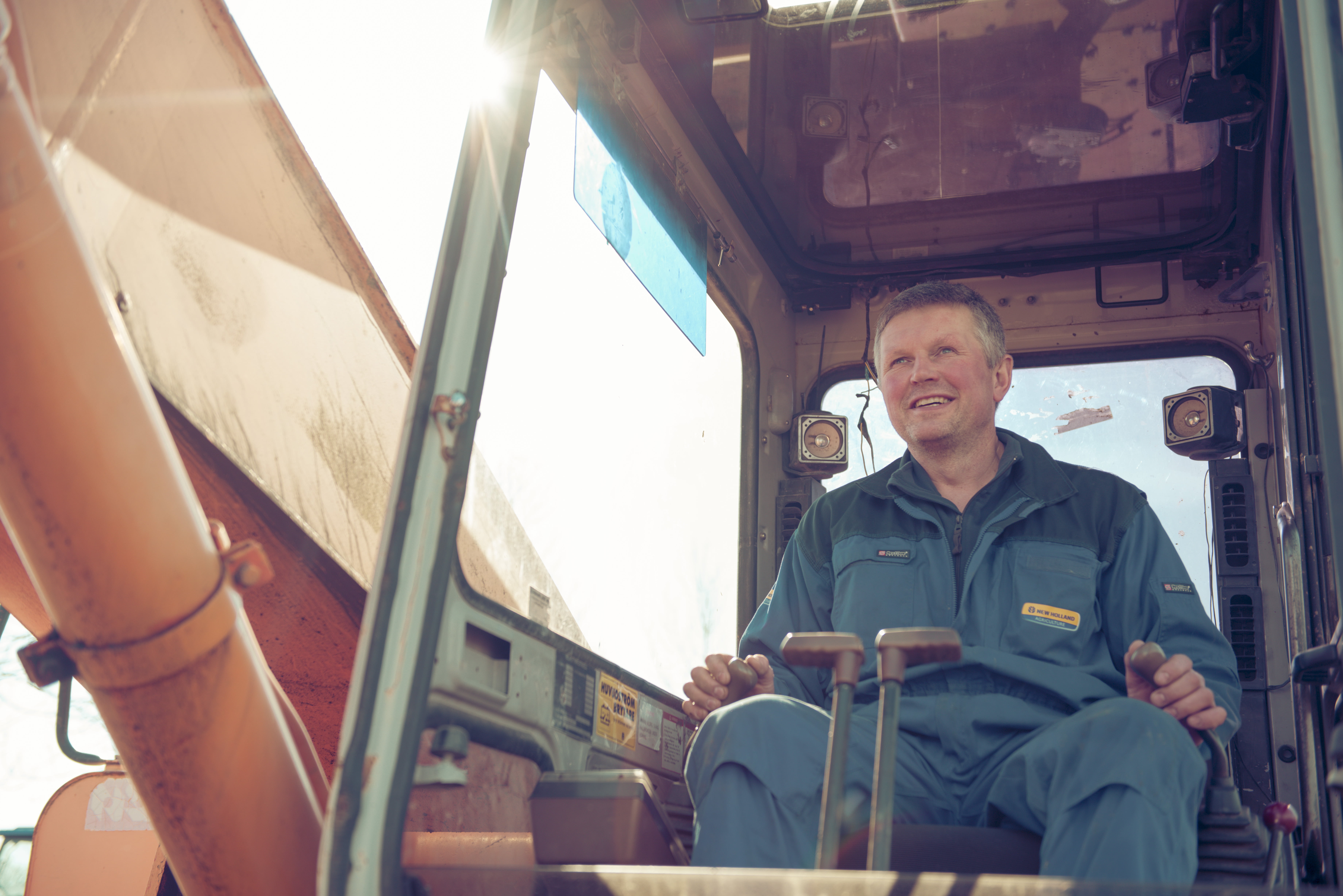 Blid bonde i traktor