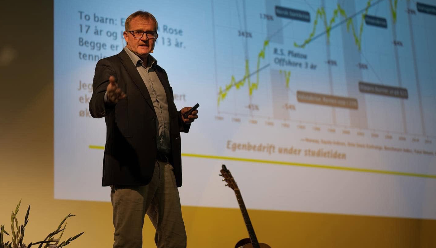 Bilde av Gunnar Birkevold på scenen