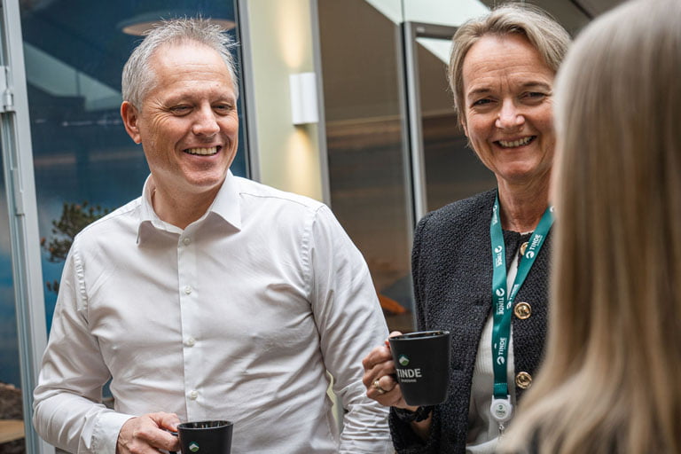 Steinar med kaffekopp