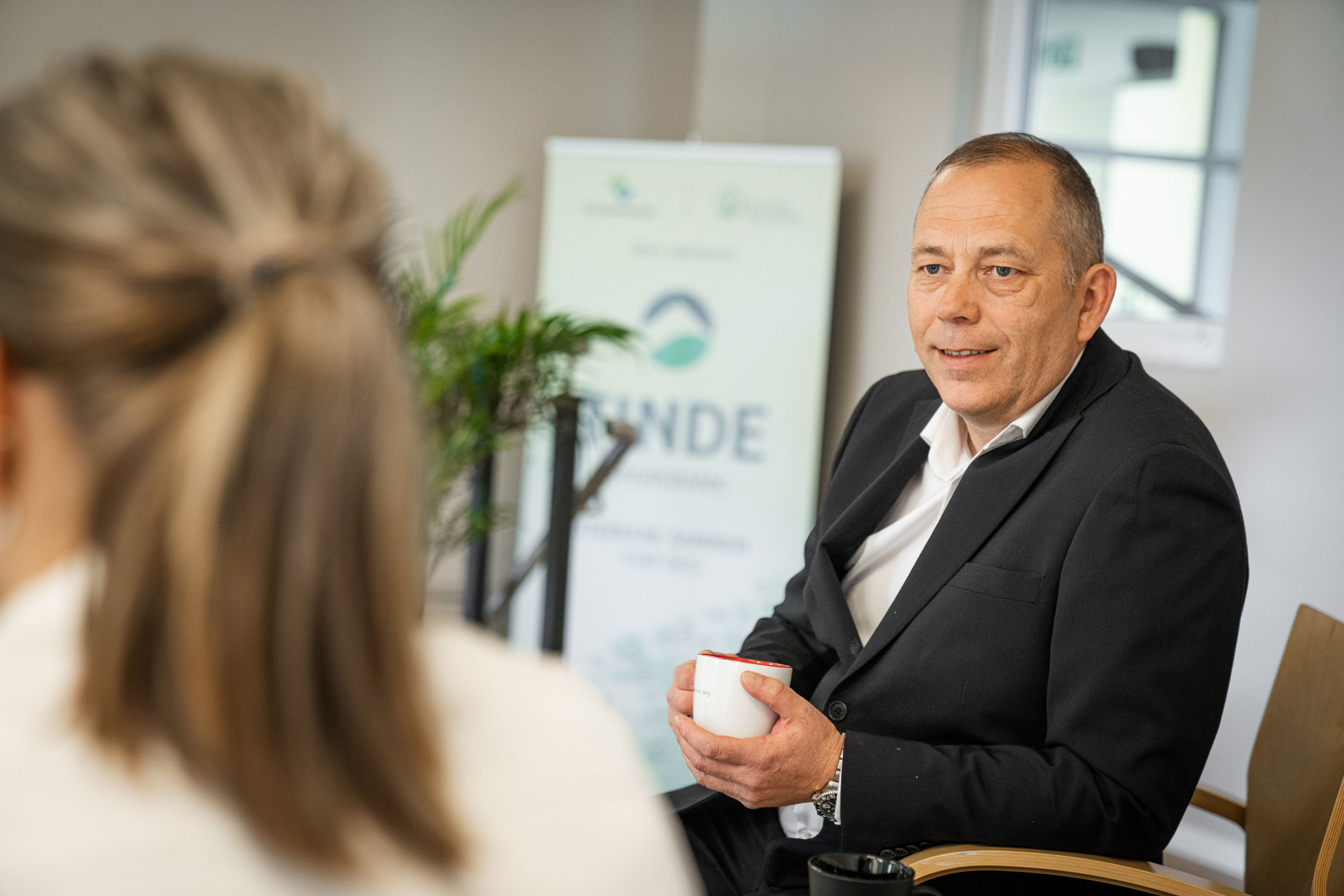 Arne Inge med en kaffekopp