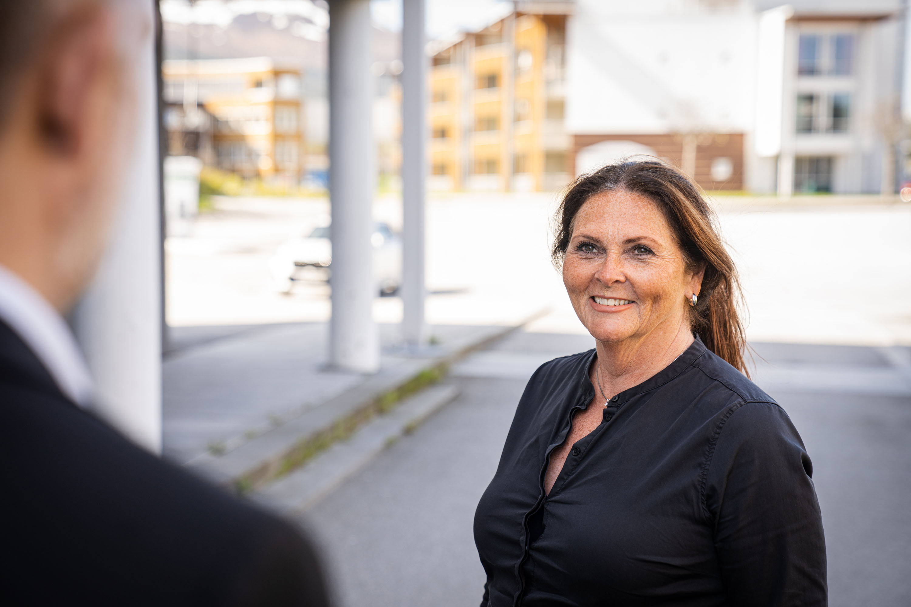 Kjersti Helen smiler til en kunde