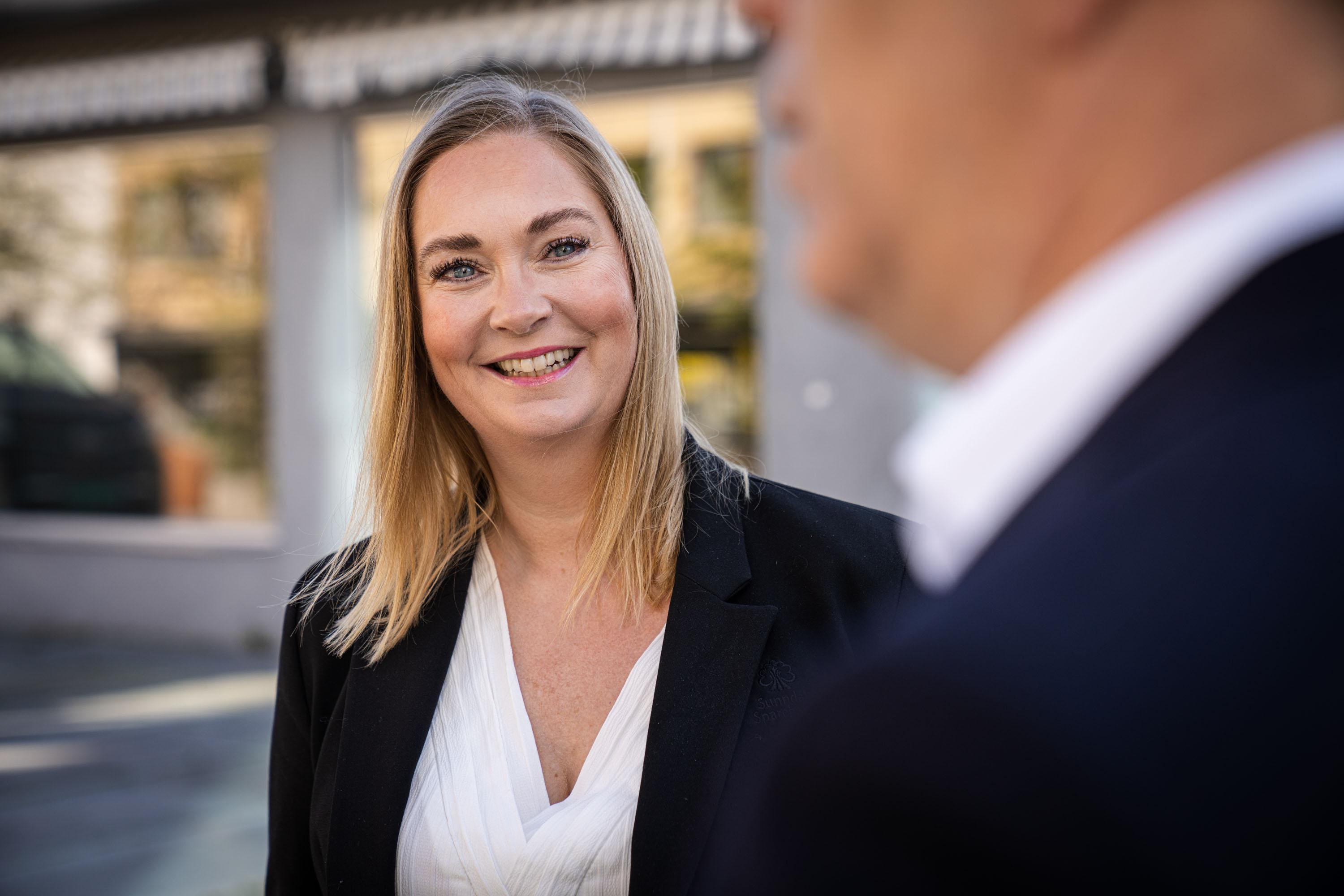 Silje smiler til en kunde