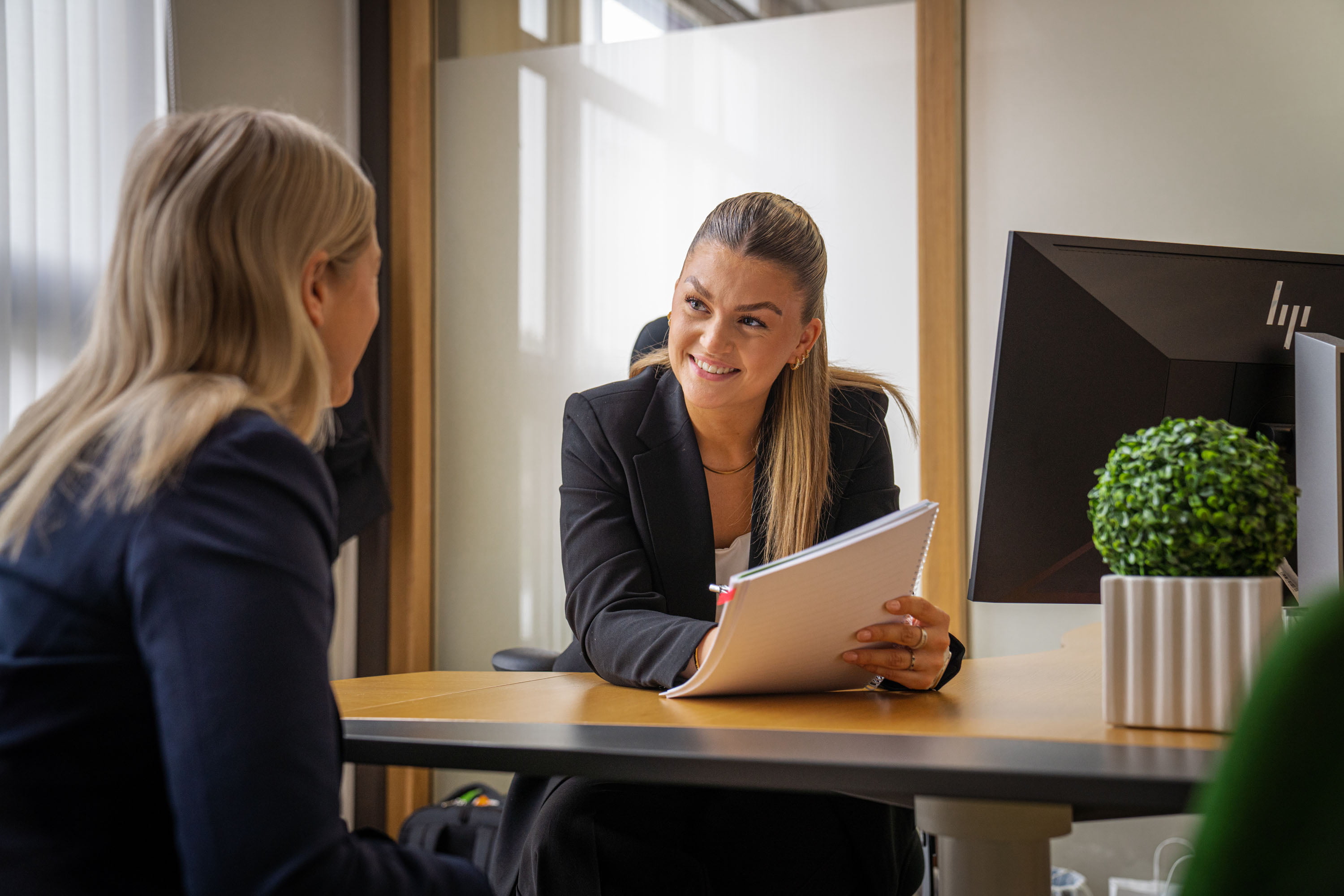 Ingrid snakker med en kunde 