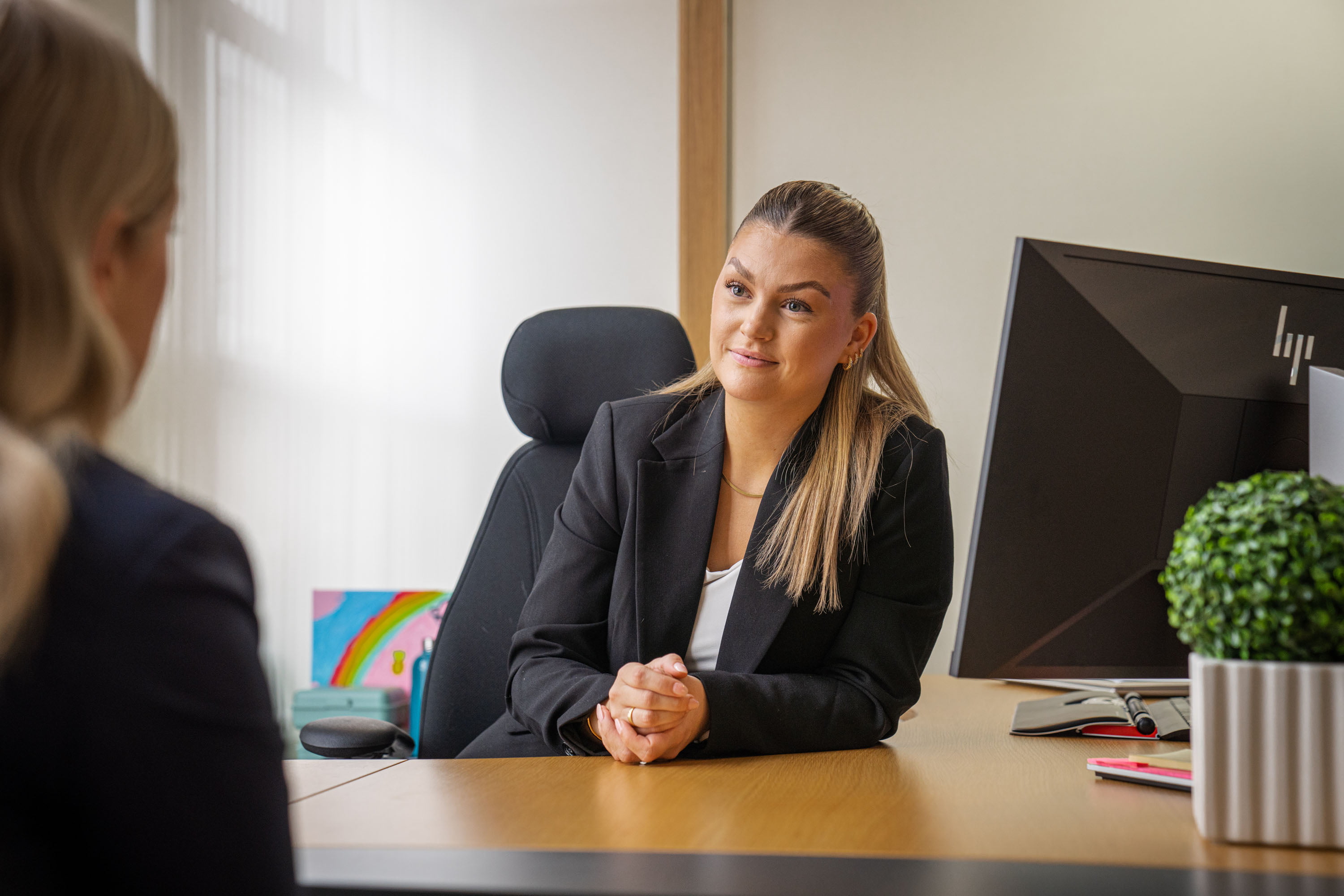 Ingrid snakker med en kunde