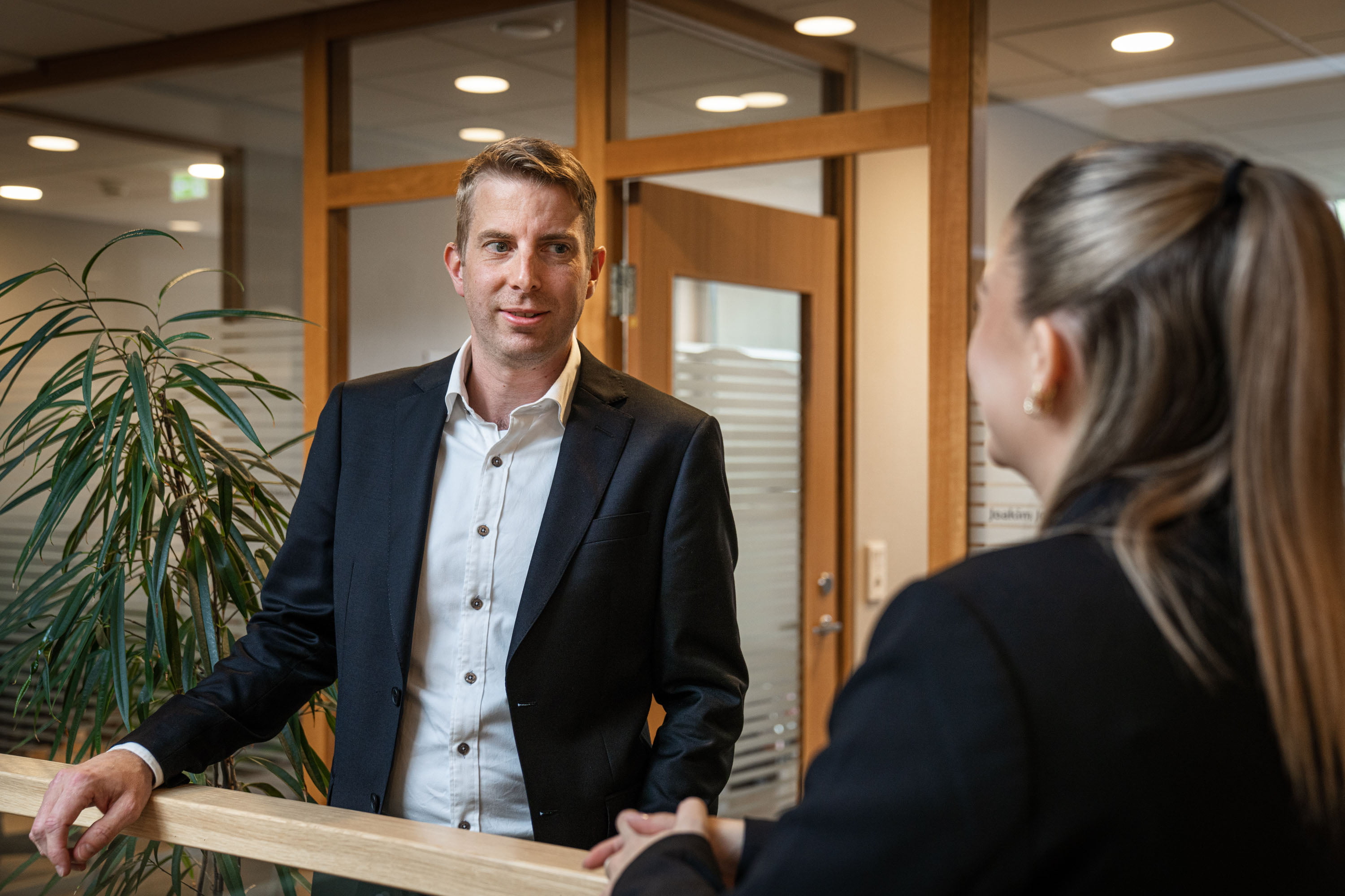 Joakim tar seg en kopp kaffe