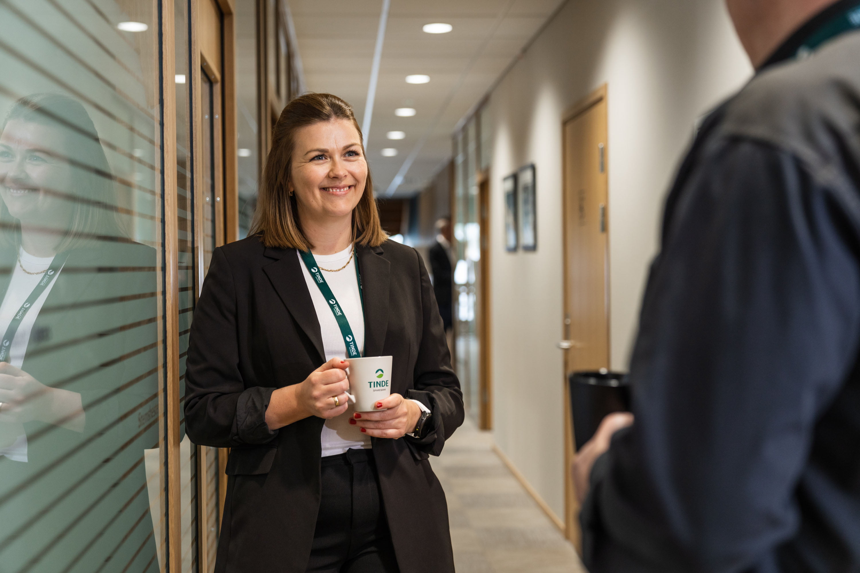 Ann Mari snakker med en kollega