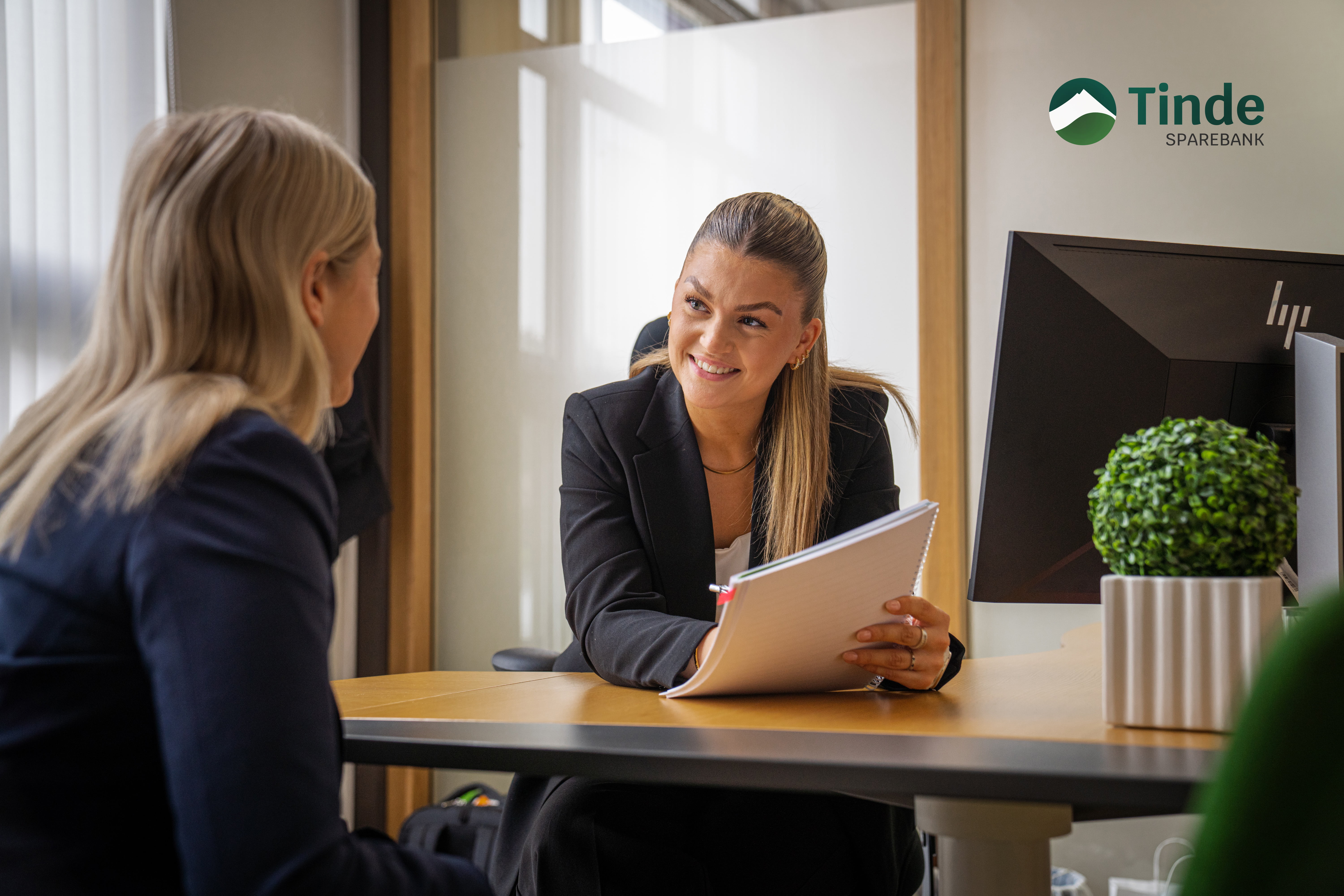 Ingrid forklarer kunde