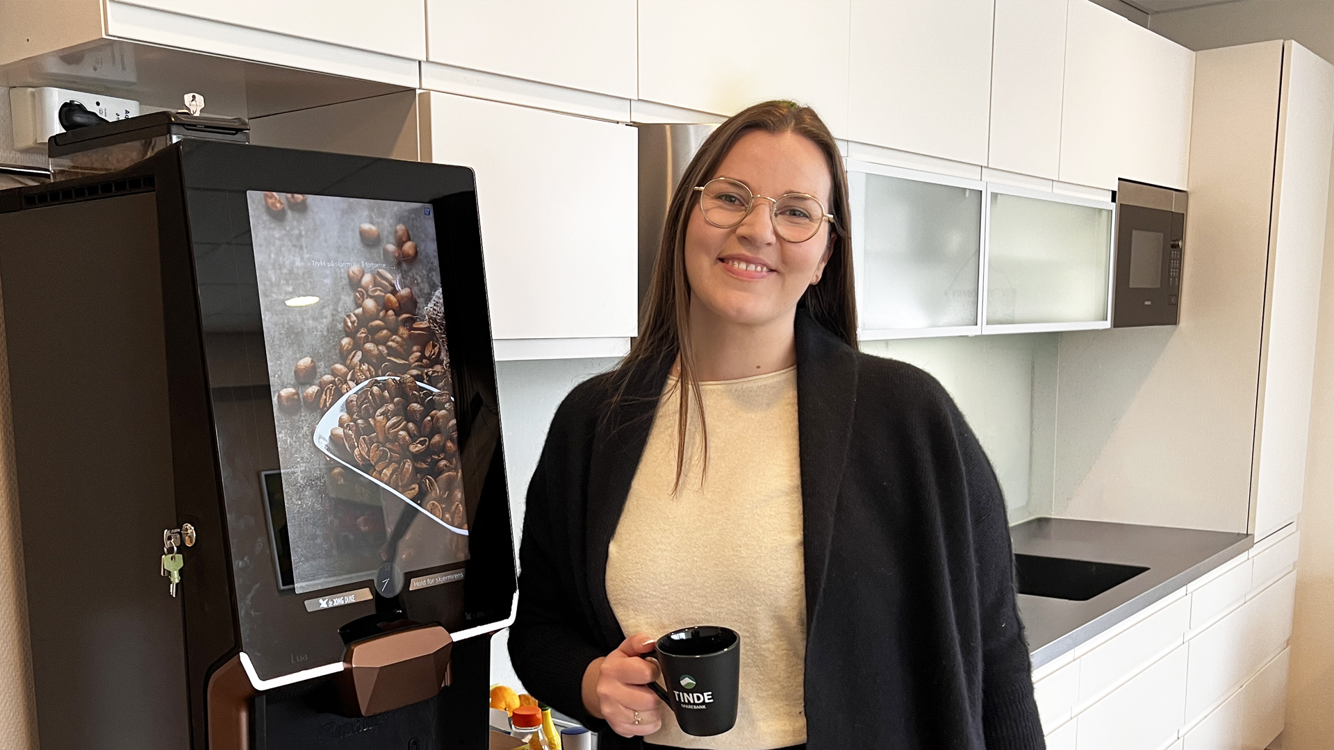 Kristin ved kaffemaskinen