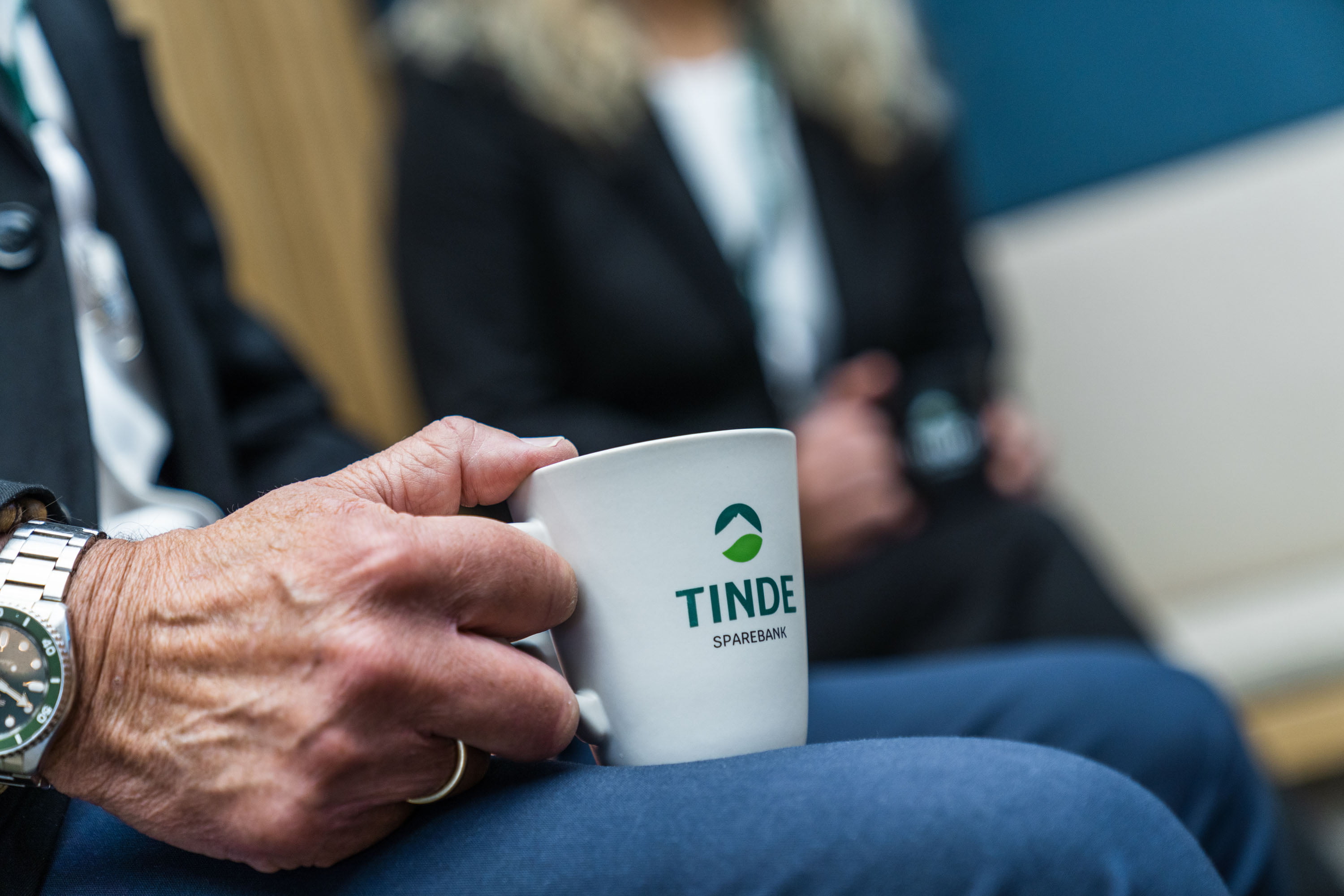 En kaffekopp med Tindelogo