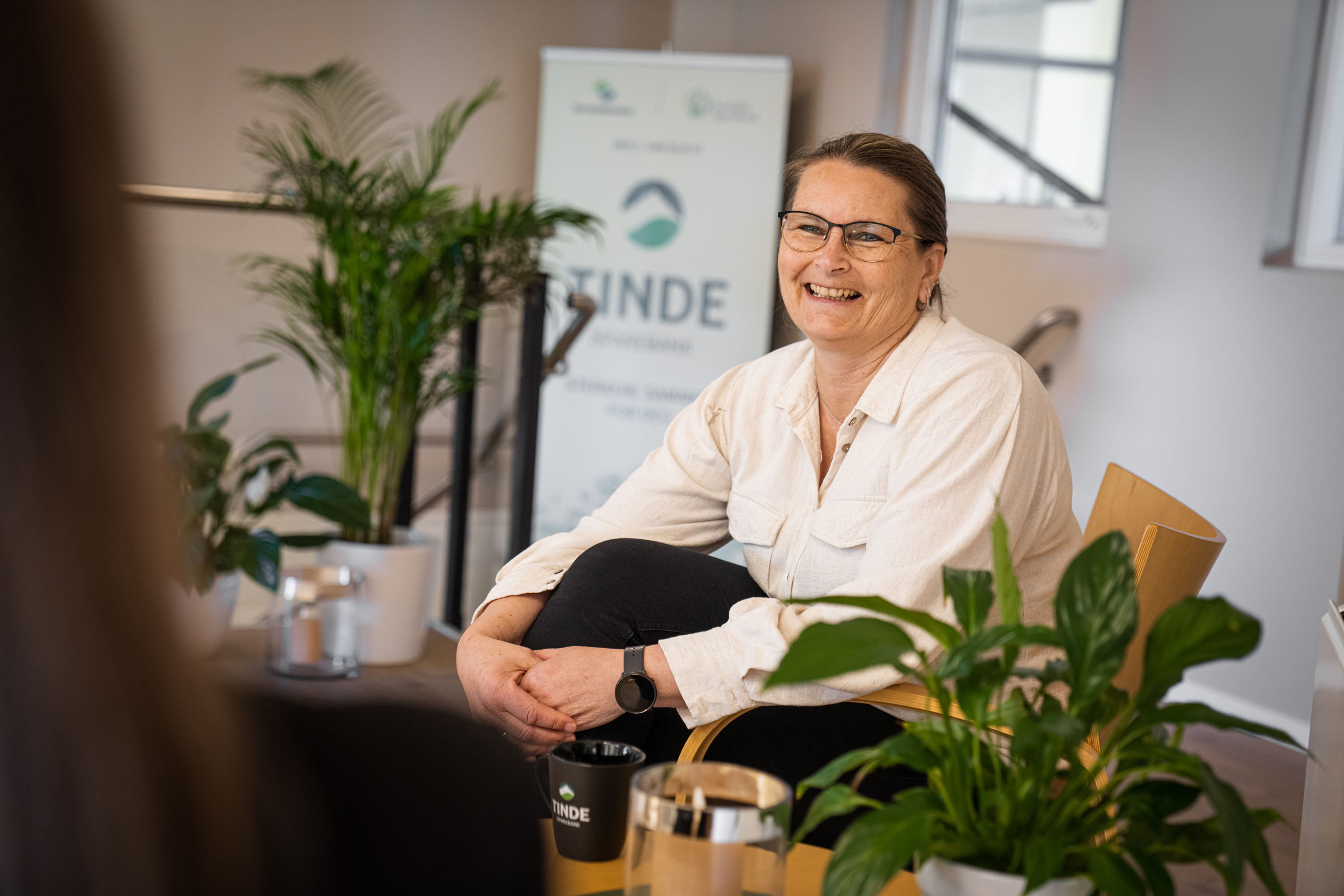 Marianne smiler til kunde