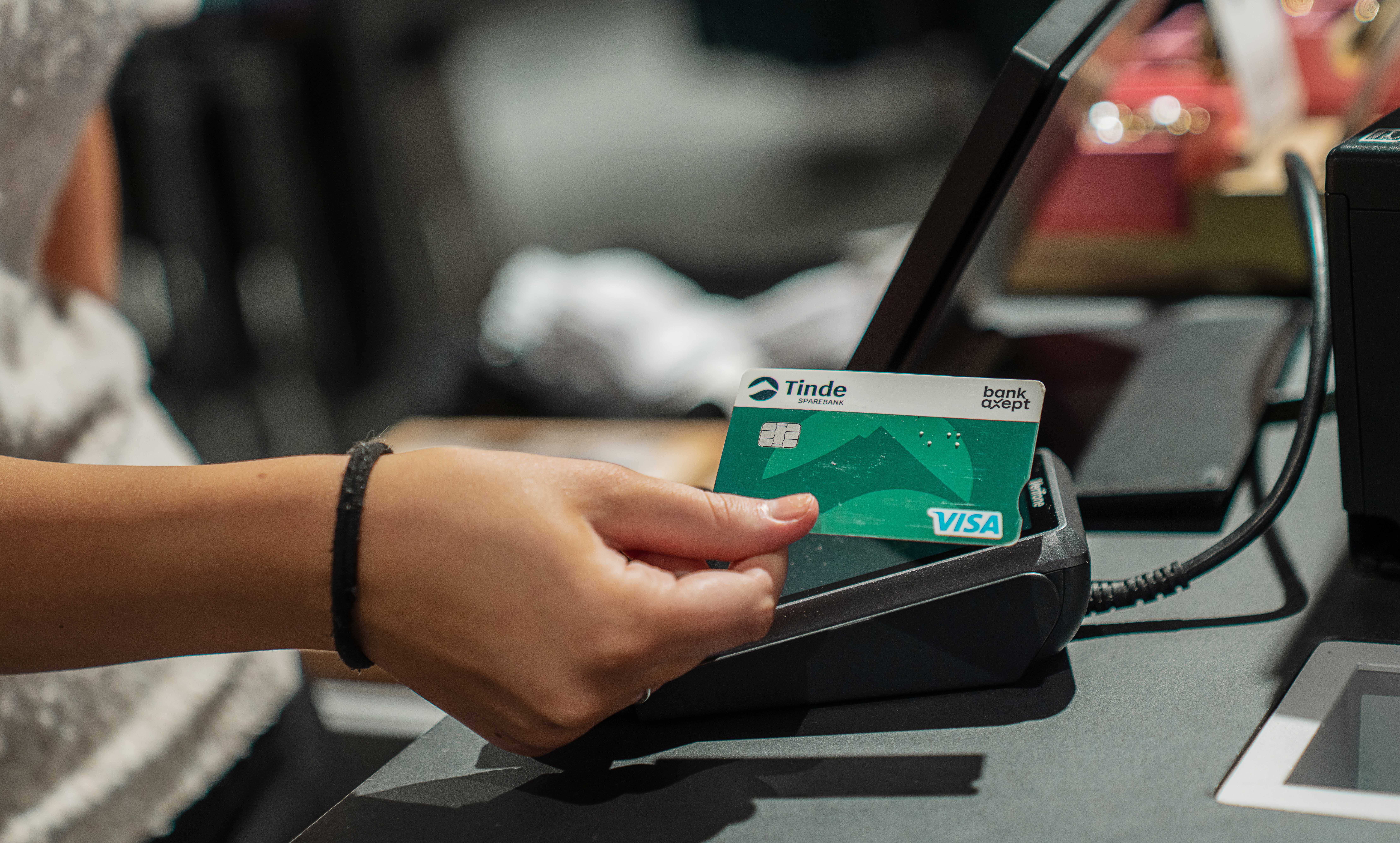 Ungdom betaler med kort