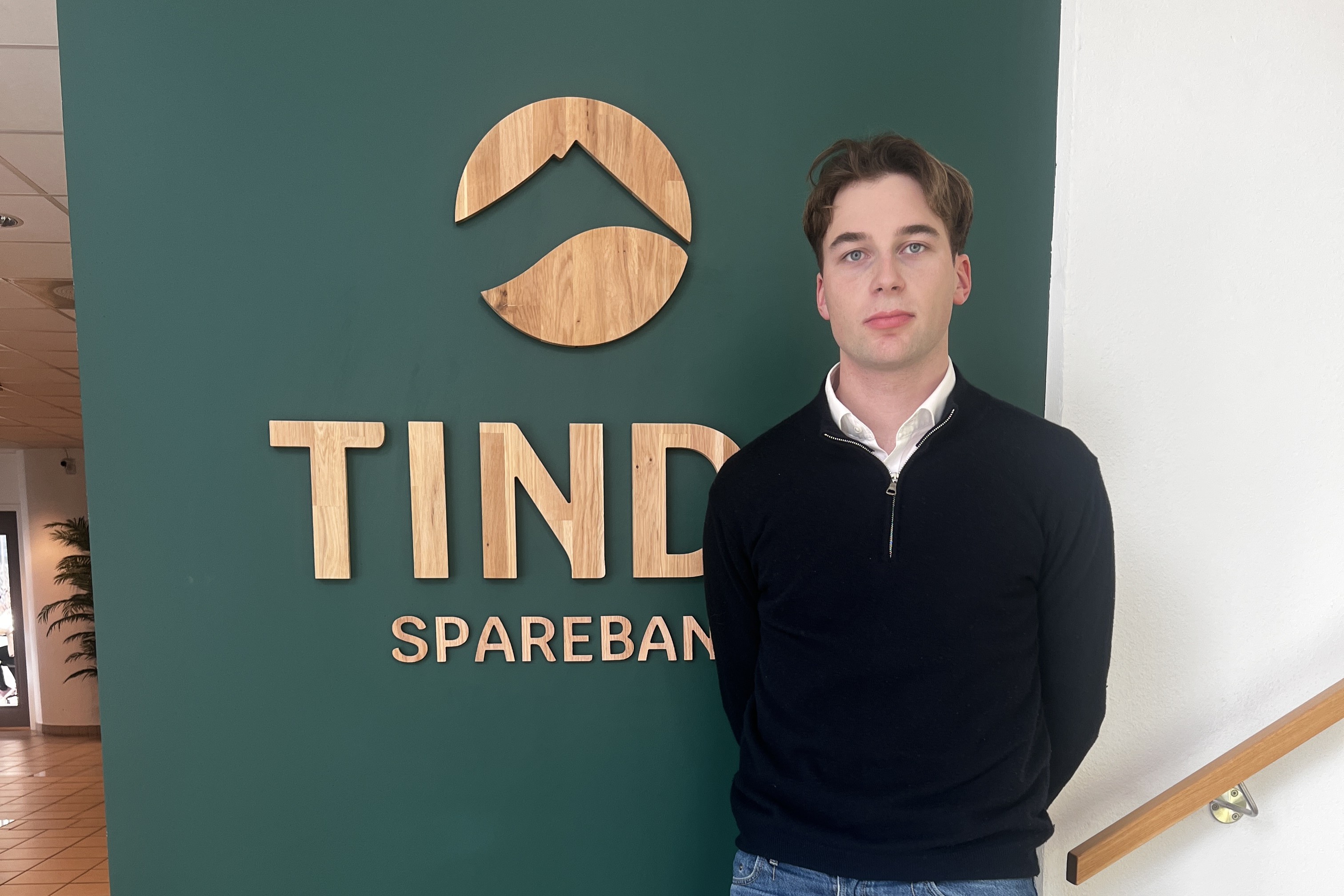 Oskar foran treskilt