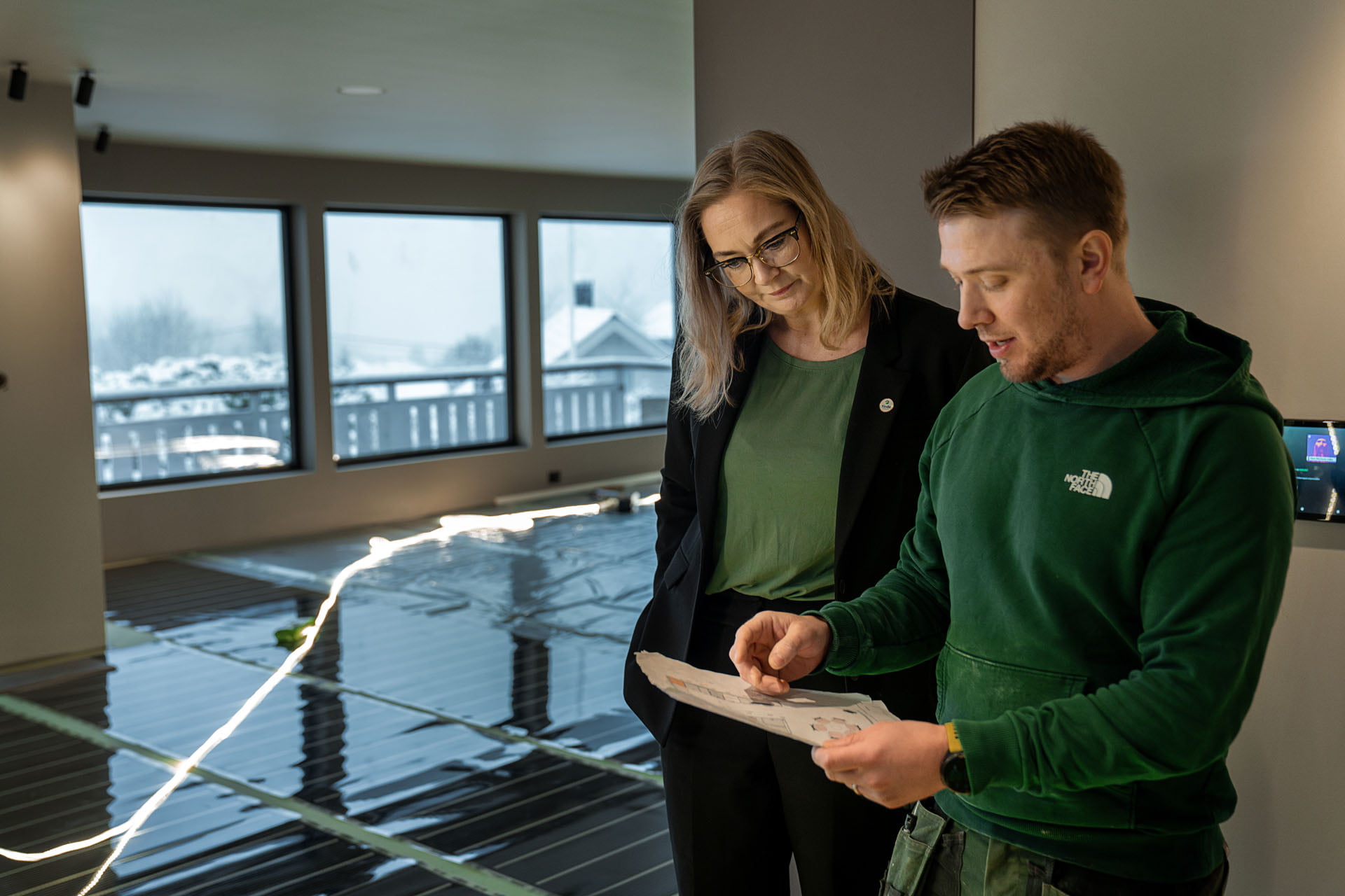 Silje ser på tegninger