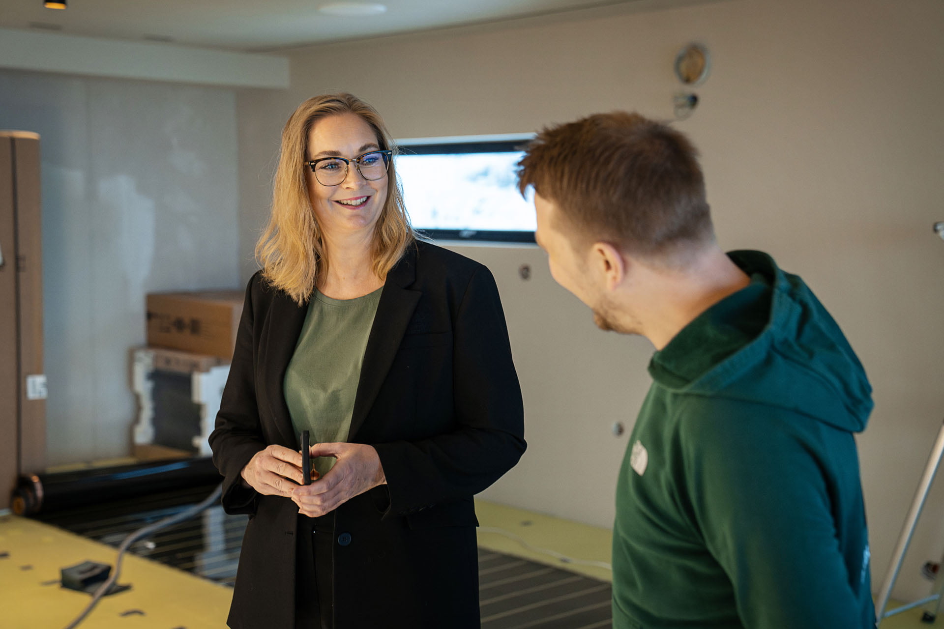 Silje snakker med en mann