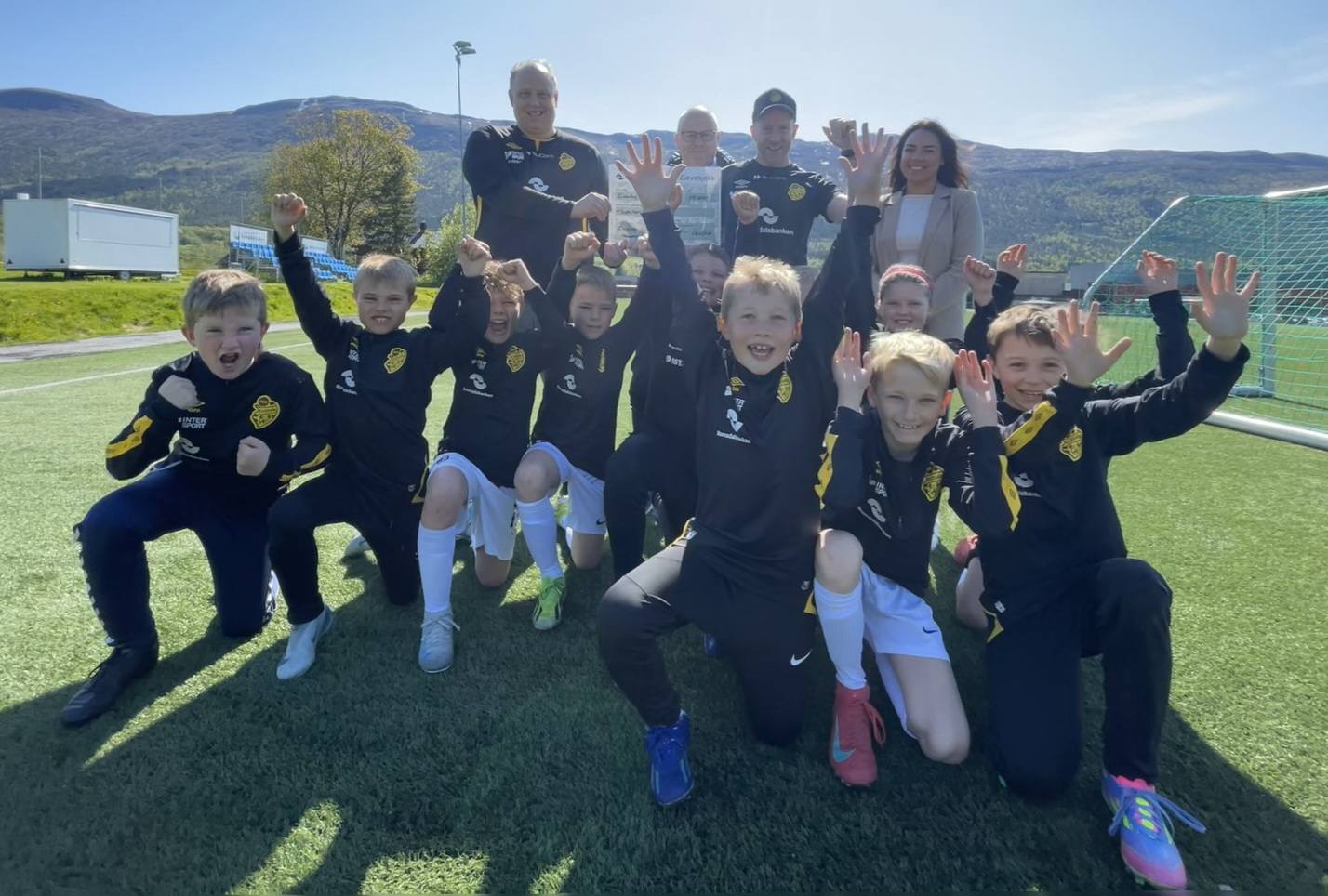 En gjeng unge fotballgutter jubler