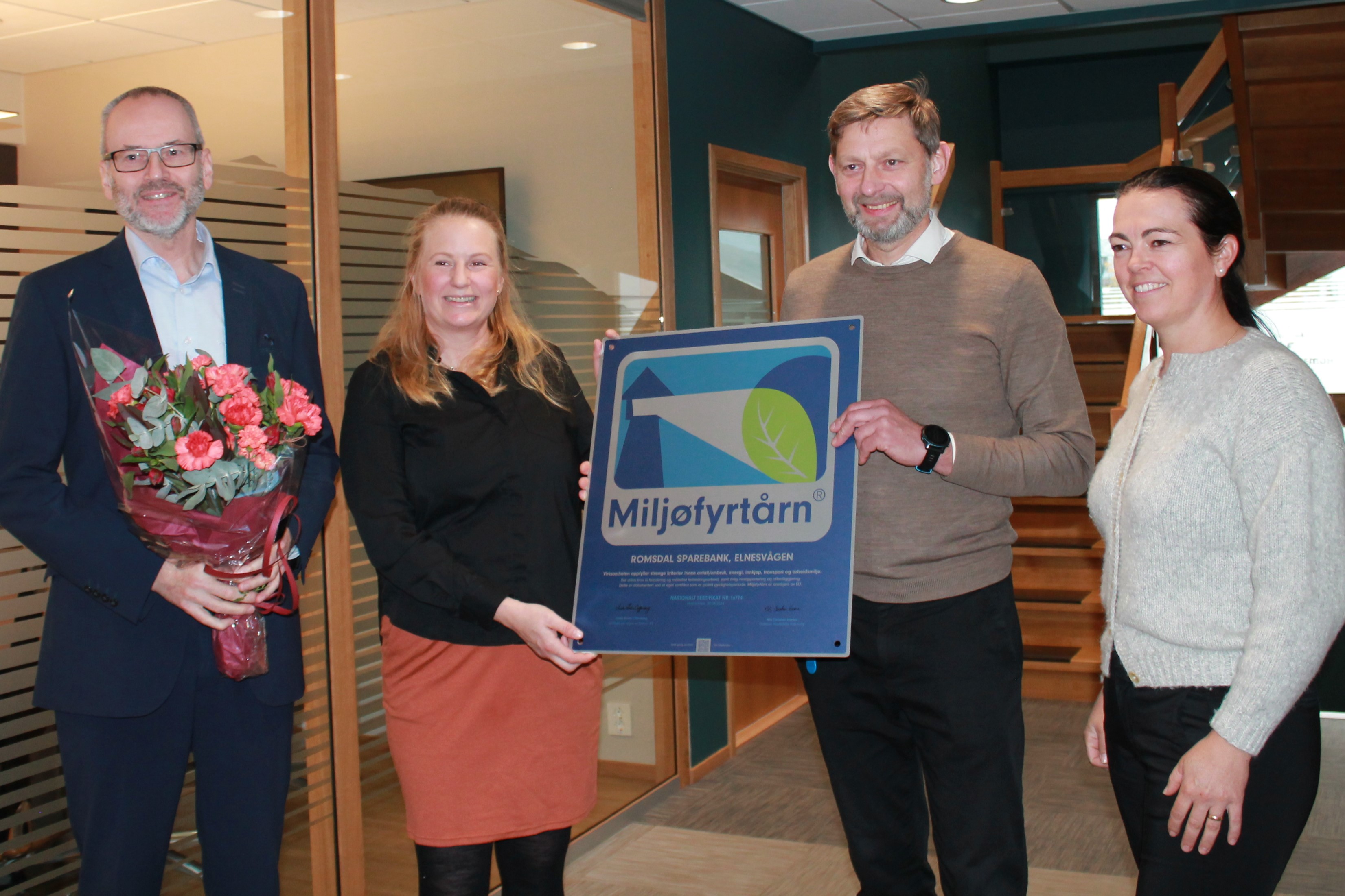 Utdeling av Miljøfyrtårnsertifisering. Adm banksjef Odd Kjetil Sørgaard, Bærekraftsansvarlig i Romsdalsbanken Cecilia Lillthors, Ordfører i Hustadvika kommune, Nils Christian Harnes og leder i Hustadvika Næringsforum, Ann Helen Dalheim Lie