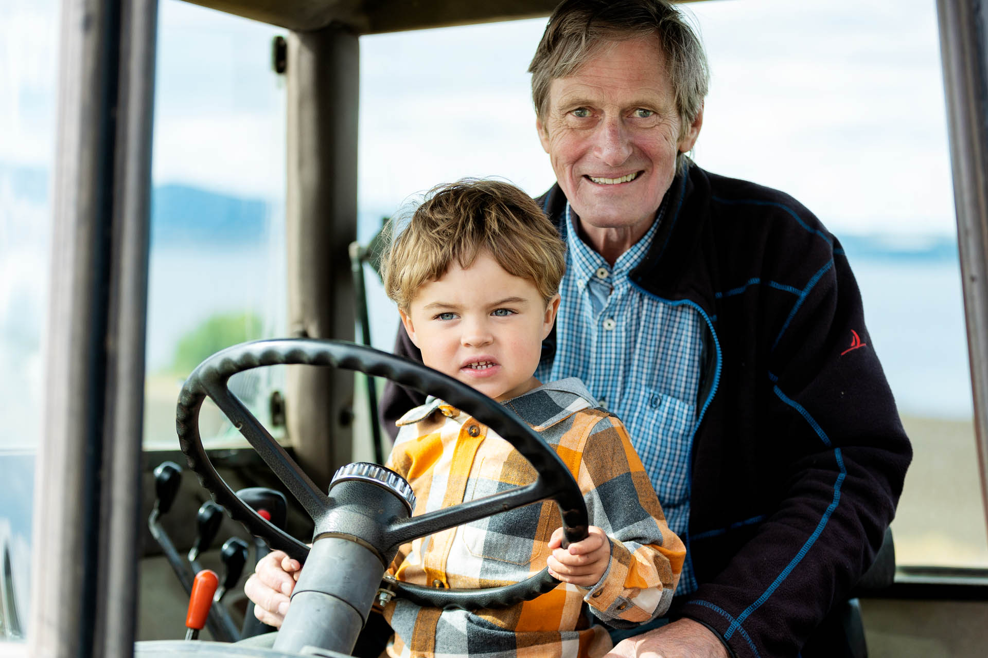 Bestefar med barnebarn på fanget i traktoren