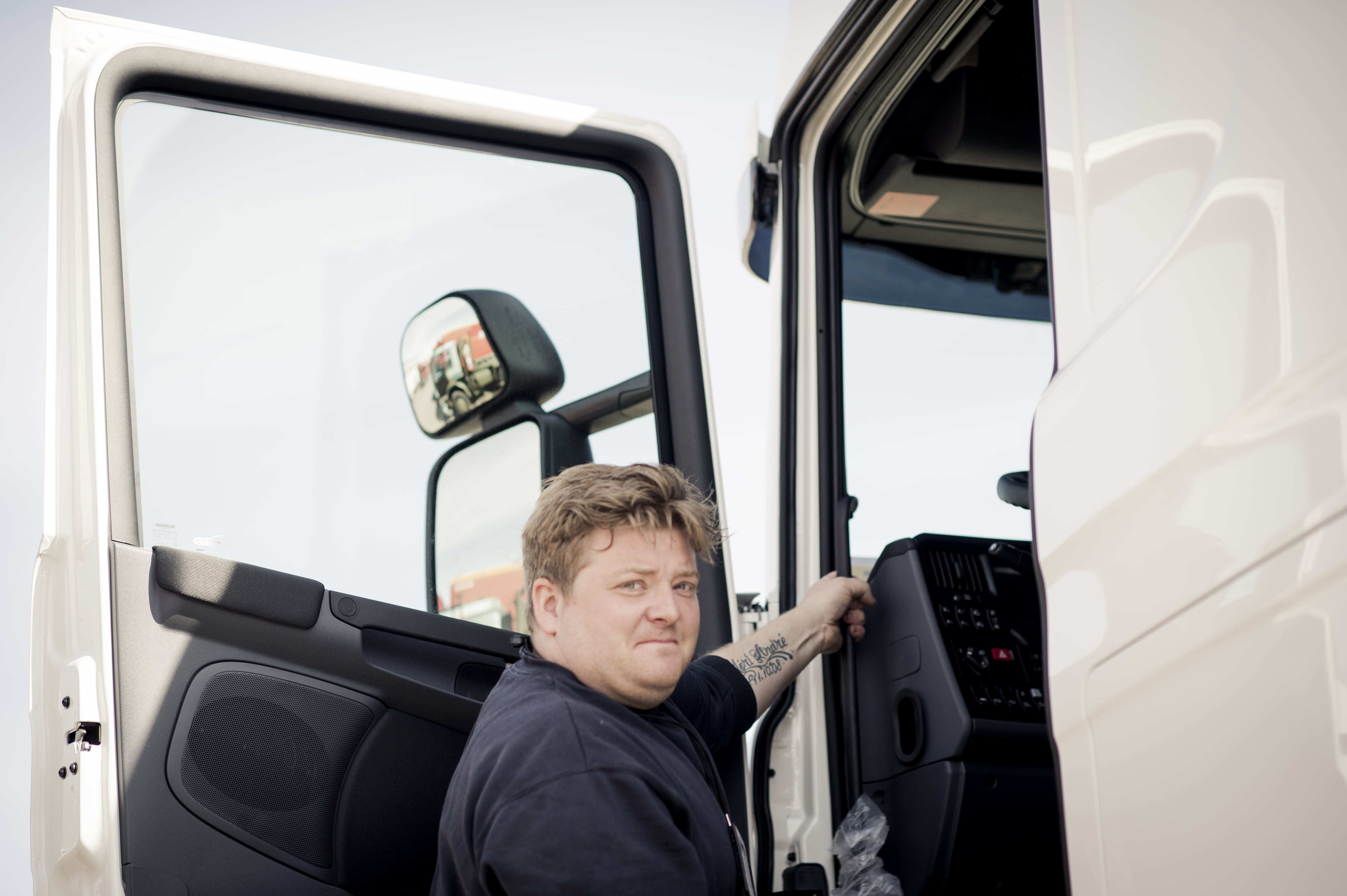 Lastebilsjafor utenfor bilen