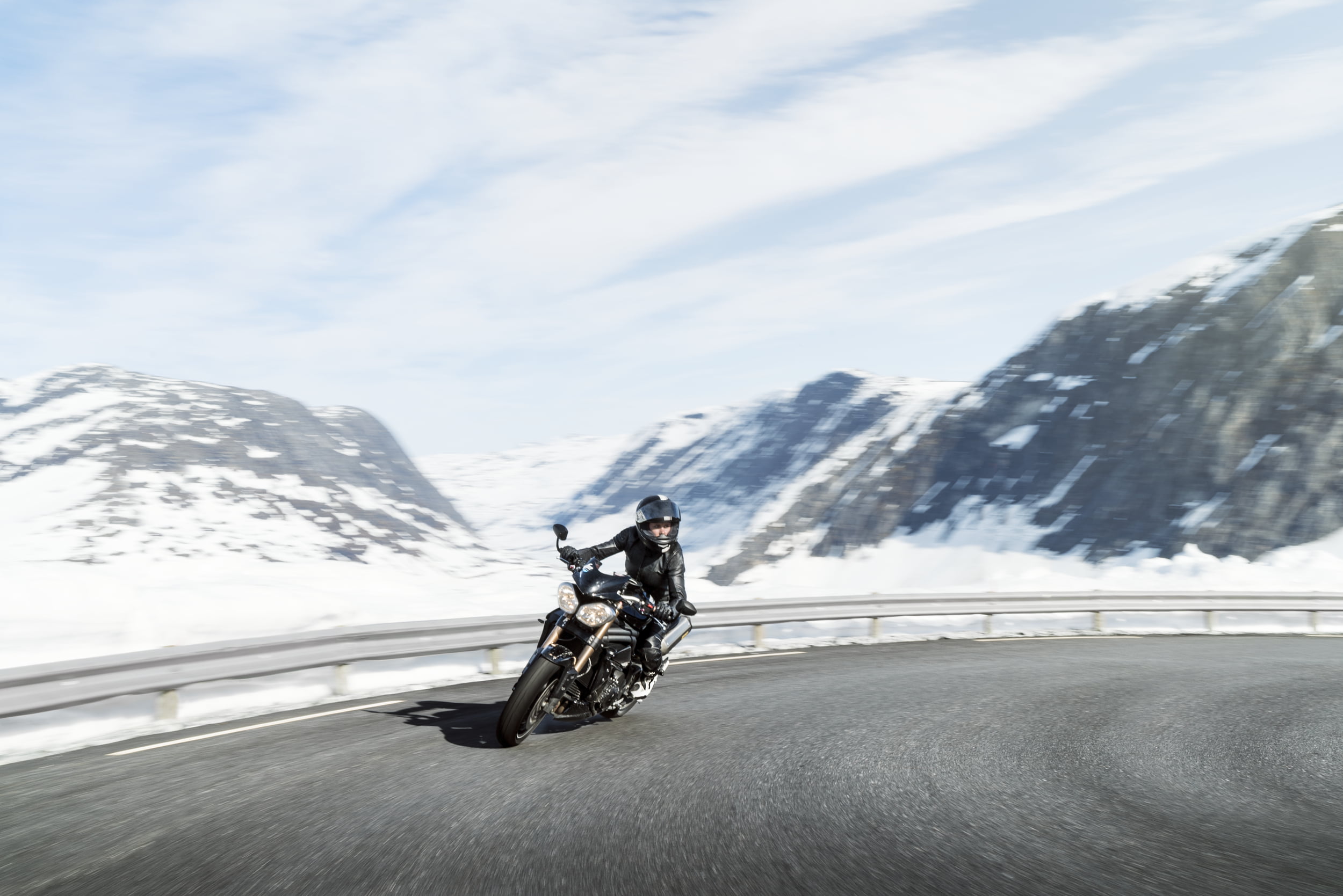 Kvinne på motorsykkel i vinterlandskap